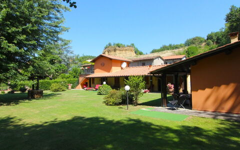 Villa le Balze: Plante, Bâtiment, Ciel, Fenêtre, Arbre, Maison, Ombre, Herbe, Lot Terre, Chalet