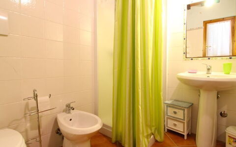 Villa le Balze: Salle De Bains, Propriété, Pièce, Design Intérieur, Rideau, Mur, Toilette, Immobilier, Accessoire Salle De Bain, Luminaire Plomberie