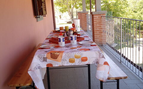 Villa Leo: Propriété, Pièce, Bâtiment, Nappe De Table, Meubles, Table, Immobilier, Maison, Design Intérieur, Porche