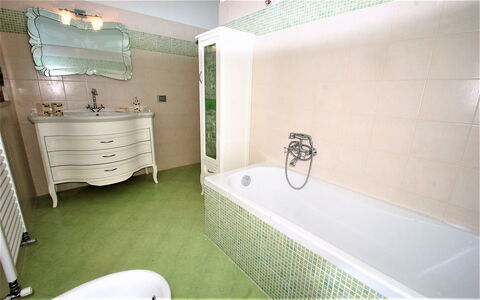 Villa Leo: Salle De Bains, Pièce, Propriété, Baignoire, Immobilier, Design Intérieur, Tuile, Architecture, Maison, Bâtiment