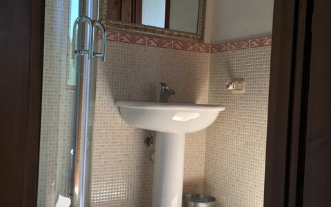 Casa Alla Minuccia Di Villa a Sesta: Salle De Bains, Propriété, Pièce, Tuile, Luminaire Plomberie, Toilette, Architecture, Maison, Design Intérieur, Sol