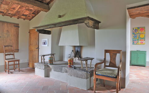 Podere Palazzo: Pièce, Propriété, Bâtiment, Design Intérieur, Meubles, Salon, Maison, Plafond, Immobilier, Table