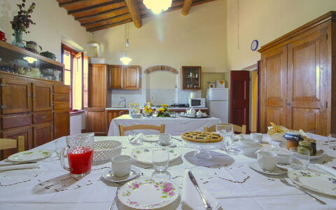 Galleria di Brolio: Meubles, Table, Vaisselle, Design Intérieur, Nappe De Table, Table Cuisine Et Salle A Manger, Éclairage, Salle À Manger, Sol, Chaise