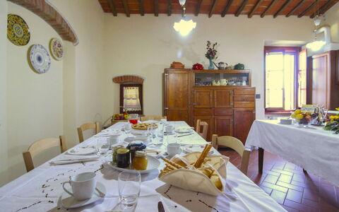 Galleria di Brolio: Meubles, Design Intérieur, Bois, Table, Salle À Manger, Plafond, Table Cuisine Et Salle A Manger, Pièce, Éclairage, Chaise