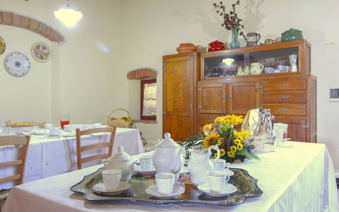 Galleria di Brolio: Meubles, Vaisselle, Table, Nappe De Table, Design Intérieur, Salle À Manger, Table Cuisine Et Salle A Manger, Serveware, Vaisselle, Éclairage