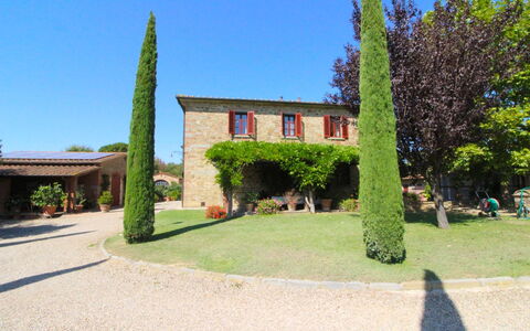 Galleria di Brolio: Plante, Ciel, Bâtiment, Maison, Arbre, Lot Terre, Surface De La Route, Fenêtre, Herbe, Paysage