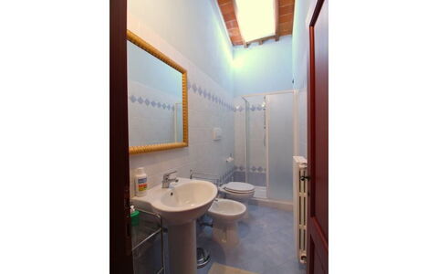 Galleria di Brolio: Propriété, Pièce, Bâtiment, Salle De Bains, Architecture, Maison, Design Intérieur, Immobilier, Plafond, Luminaire Plomberie