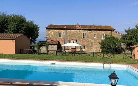 La Gropina Di Loro Ciuffenna: L'Eau, Bâtiment, Plante, Ciel, Piscine, Fenêtre, Bleu Azur, Arbre, Ombre, Maison