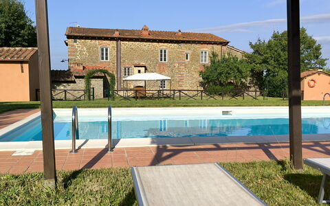 La Gropina Di Loro Ciuffenna: Ciel, Plante, L'Eau, Bâtiment, Fenêtre, Piscine, Arbre, Bleu Azur, Ombre, Rectangle