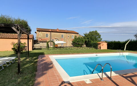 La Gropina Di Loro Ciuffenna: L'Eau, Ciel, Plante, Propriété, Bâtiment, Nuage, Piscine, Fenêtre, Arbre, Ombre