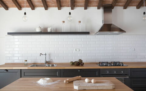 Quercia Al Poggio - Weddings And Events: Comptoir, Cabinetry, Propriété, Meubles, Cuisine, Evier, Bois, Robinet, Design Intérieur, Évier