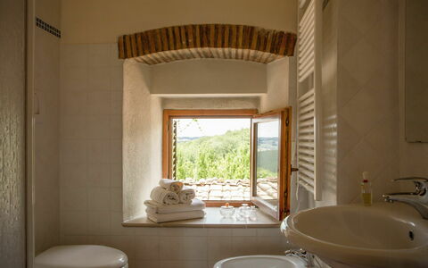 Quercia Al Poggio - Weddings And Events: Bâtiment, Robinet, Évier, Luminaire Plomberie, Fenêtre, Miroir, Bois, Plante, Lavabo, Salle De Bains