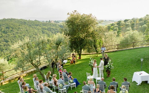 Quercia Al Poggio - Weddings And Events: Ciel, Plante, Nuage, Chaise, Arbre, Végétation, Chaise Pliante, Herbe