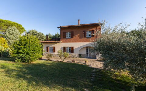 Villa Mimosa: Plante, Ciel, Bâtiment, Fenêtre, Maison, Lot Terre, Paysage Naturel, Arbre, Herbe, Paysage