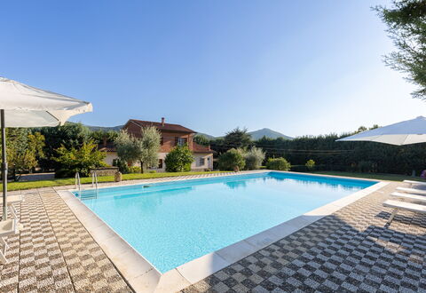 Villa Mimosa: L'Eau, Ciel, Bâtiment, Piscine, Plante, Bleu Azur, Rectangle, Architecture, Ombre, Plan D'Eau