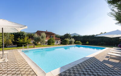 Villa Mimosa: L'Eau, Ciel, Bâtiment, Piscine, Plante, Bleu Azur, Rectangle, Architecture, Ombre, Plan D'Eau