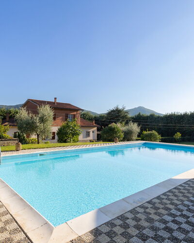 Villa Mimosa: L'Eau, Ciel, Bâtiment, Piscine, Plante, Bleu Azur, Rectangle, Architecture, Ombre, Plan D'Eau