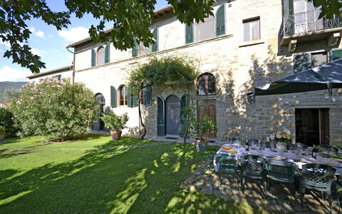 Villa Santa Maria: Propriété, Domicile, Maison, Bâtiment, Cour, Zone Résidentielle, Immobilier, Biens, Arrière-Cour, Herbe