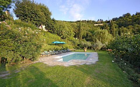 Villa Santa Maria: Paysage Naturel, Propriété, Réserve Naturelle, Piscine, Immobilier, Biens, Herbe, Arbre, Paysage, Maison