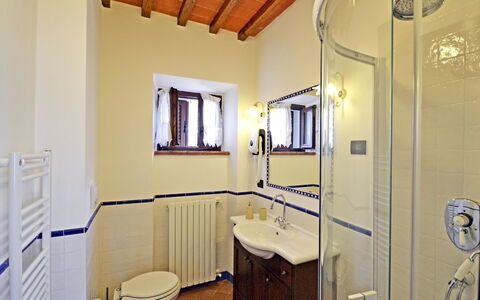 Villa Anita: Salle De Bains, Pièce, Propriété, Bâtiment, Maison, Design Intérieur, Sol, Immobilier, Meubles, Architecture