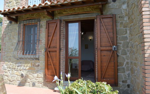 Villa Rubino: Propriété, Bâtiment, Maison, Fenêtre, Immobilier, Porte, Porche, Façade, Chalet, Domicile