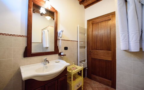 Villa Rubino: Salle De Bains, Pièce, Propriété, Bâtiment, Tuile, Design Intérieur, Maison, Immobilier, Armoire De Toilette, Architecture