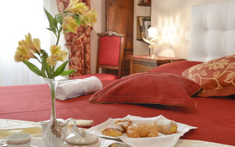 Appartamento Il Teatro: Pièce, Meubles, Design Intérieur, Orange, Table, Chambre, Drap De Lit, Salon, Textile, Suite