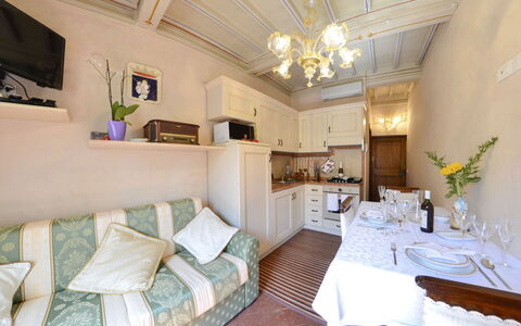 Appartamento Il Teatro: Propriété, Pièce, Meubles, Bâtiment, Design Intérieur, Chambre, Immobilier, Maison, Plafond, Table