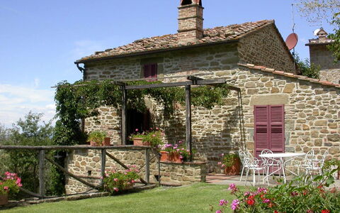 Villa Oleandro: Propriété, Maison, Chalet, Bâtiment, Domicile, Mur, Ferme, Cour, Immobilier, Zone Résidentielle