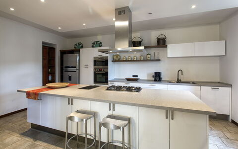 Villa Del Sole: Comptoir, Propriété, Pièce, Meubles, Cabinetry, Cuisine, Design Intérieur, Bâtiment, Immobilier, Maison