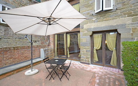 Appartamento Passerini: Parapluie, Propriété, Domicile, Immobilier, Maison, Toit, Ombre, Bâtiment, Patio, Meubles