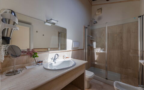 Terrazza Cortonese: Miroir, Luminaire Plomberie, Robinet, Évier, Propriété, Salle De Bains, Lavabo, Bois, Douche, Sol