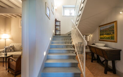 Villa Chiara: Propriété, Pièce, Escaliers, Bâtiment, Design Intérieur, Maison, Meubles, Plafond, Immobilier, Sol