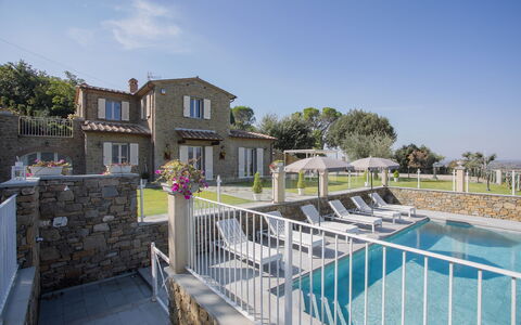 Villa Chiara: Propriété, Maison, Bâtiment, Zone Résidentielle, Immobilier, Domicile, Architecture, Biens, Appartement, Ciel