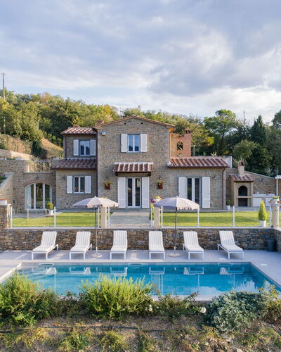 Villa Chiara: Propriété, Maison, Bâtiment, Domicile, Biens, Immobilier, Zone Résidentielle, Architecture, Villa, Piscine
