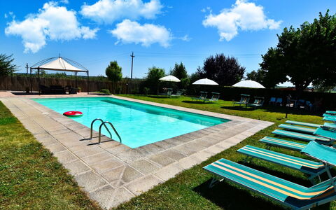 Villa Il Palazzo: Nuage, L'Eau, Ciel, Plante, Piscine, Bleu Azur, Rectangle, Arbre, Ombre, Mobilier De Jardin