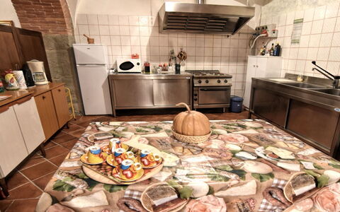 Villa Il Palazzo: Pièce, Propriété, Cuisine, Comptoir, Design Intérieur, Meubles, Sol, Maison, Tuile, Repas