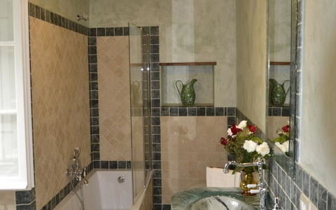 Villa Il Borgo: Pièce, Salle De Bains, Propriété, Plafond, Tuile, Bâtiment, Design Intérieur, Sol, Maison, Architecture