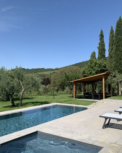 Villa Il Borgo: L'Eau, Ciel, Plante, Propriété, Extérieur Banc, Bleu Azur, Piscine, Paysage Naturel, Arbre, Herbe