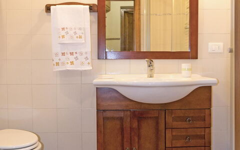 Casa Cristina: Salle De Bains, Armoire De Toilette, Pièce, Propriété, Accessoire Salle De Bain, Tuile, Meubles, Toilette, Design Intérieur, Luminaire Plomberie