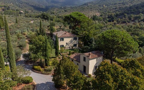 Villa San Pietro: Plante, Nuage, Communauté Des Plantes, Montagne, Bâtiment, Ciel, Arbre, Paysage Naturel, Montagnes, Maison