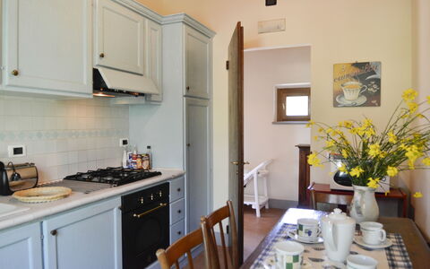 Villa San Pietro: Pièce, Propriété, Comptoir, Cuisine, Meubles, Bâtiment, Maison, Jaune, Cabinetry, Domicile