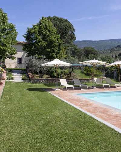Villa San Pietro: Propriété, Piscine, Immobilier, Herbe, Maison, Arrière-Cour, Domicile, Pelouse, Cour, Biens