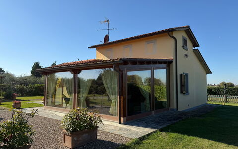 Villa Mira: Toit, Domicile, Porche, Structure En Plein Air, Chalet, Ombre, Batiments Jardin, Jardin, Cour, Ferme