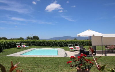 Villa Mira: Pelouse, Piscine, Jardin, Mobilier De Jardin, Cour, Hacienda, Ferme, Aménagement Paysager, Villa, Arrière-Cour