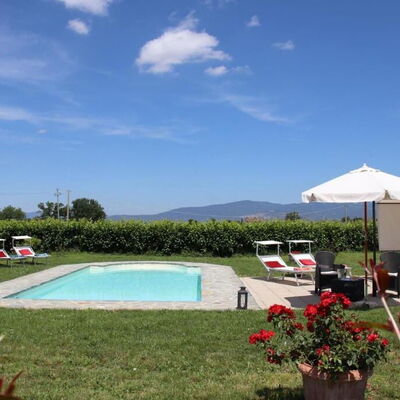 Villa Mira: Pelouse, Piscine, Jardin, Mobilier De Jardin, Cour, Hacienda, Ferme, Aménagement Paysager, Villa, Arrière-Cour