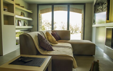 Villa Degli Ulivi: Meubles, Pièce, Design Intérieur, Propriété, Bâtiment, Chambre, Jaune, Maison, Domicile, Canapé