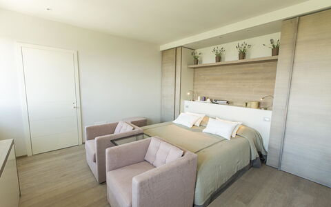 Villa Degli Ulivi: Pièce, Propriété, Meubles, Chambre, Design Intérieur, Lit, Sol, Bâtiment, Mur, Maison