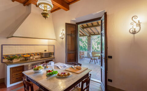 Villa Francesca: Pièce, Propriété, Plafond, Bâtiment, Meubles, Design Intérieur, Cuisine, Maison, Comptoir, Immobilier