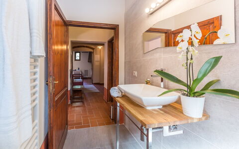 Villa Marina: Pièce, Propriété, Bâtiment, Design Intérieur, Maison, Meubles, Immobilier, Suite, Sol, Salle De Bains